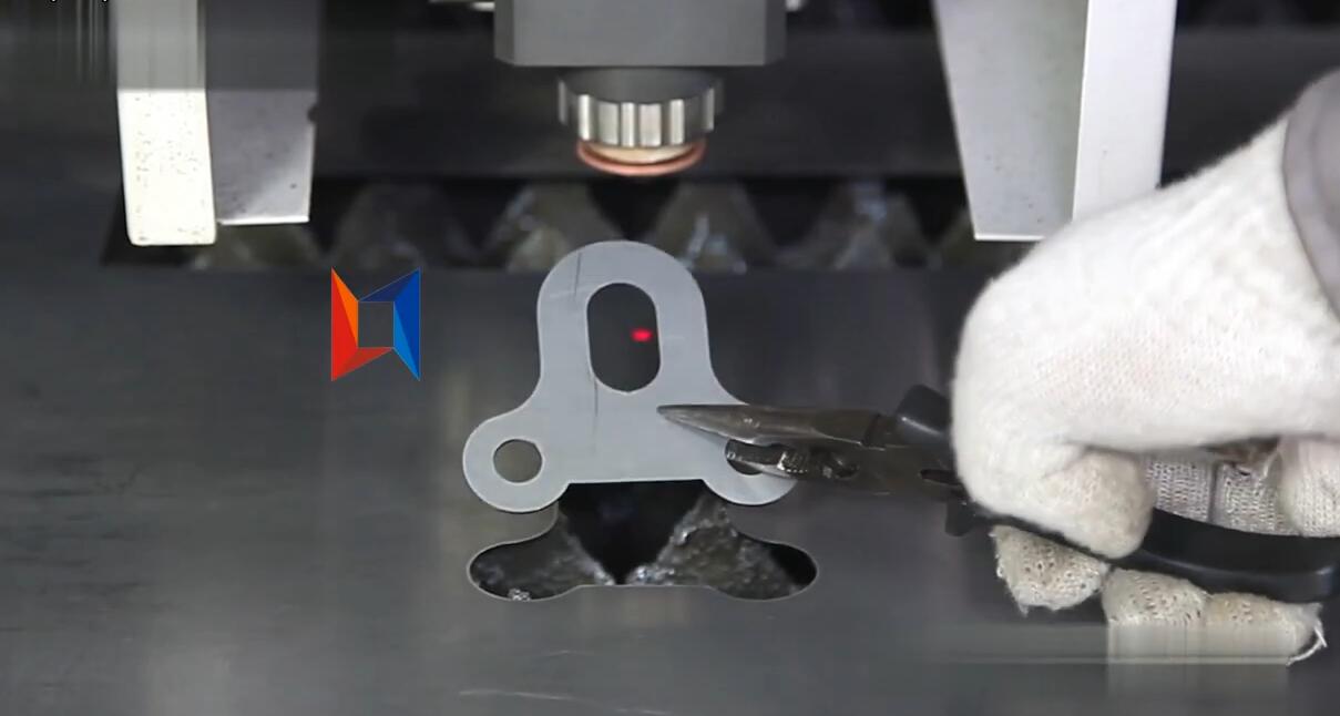 領(lǐng)秀激光LXF1530光纖激光切割機(jī)切割碳鋼1mm